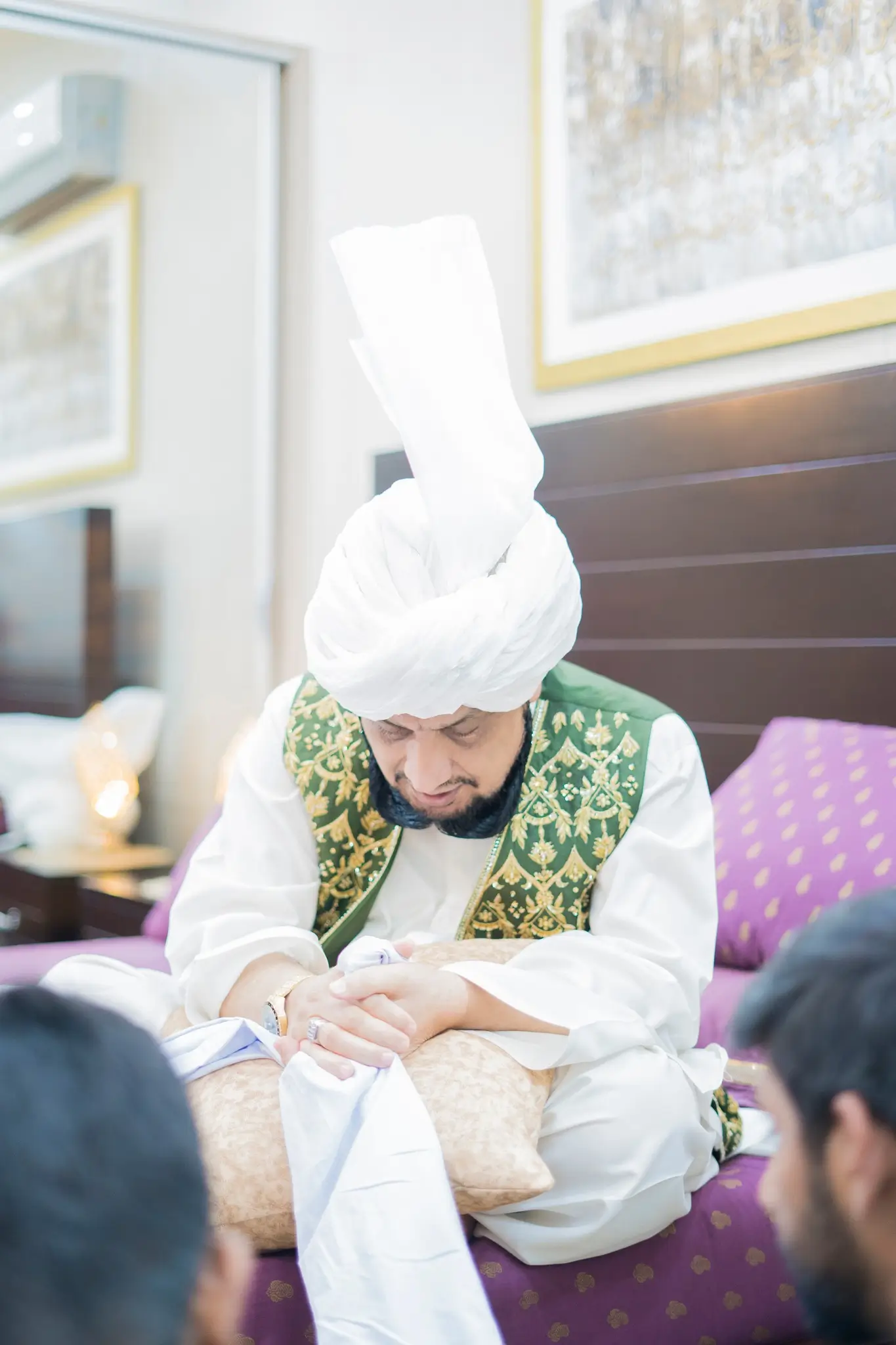 Pledge bayat to Sultan-ul-Ashiqeen