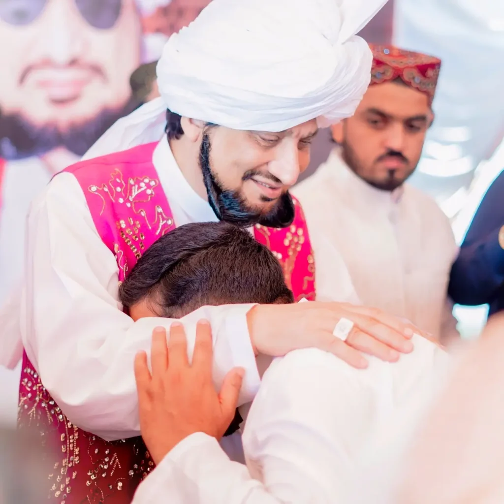 Aftab-e-Faqr embracing his disciples