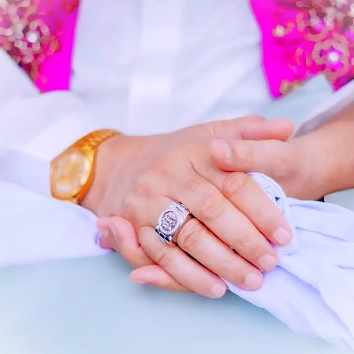 Sultan-ul-Ashiqeen's sacred hands