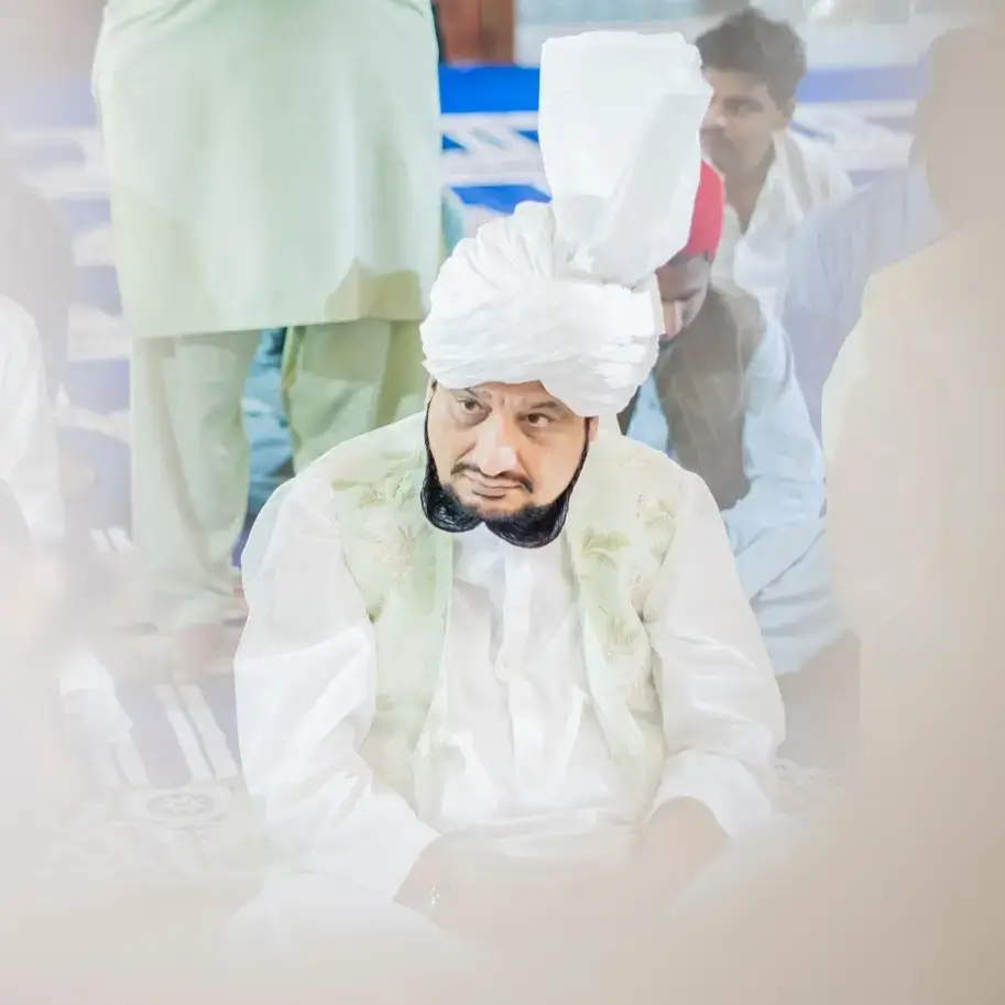 Sultan-ul-Ashiqeen, radiating grace