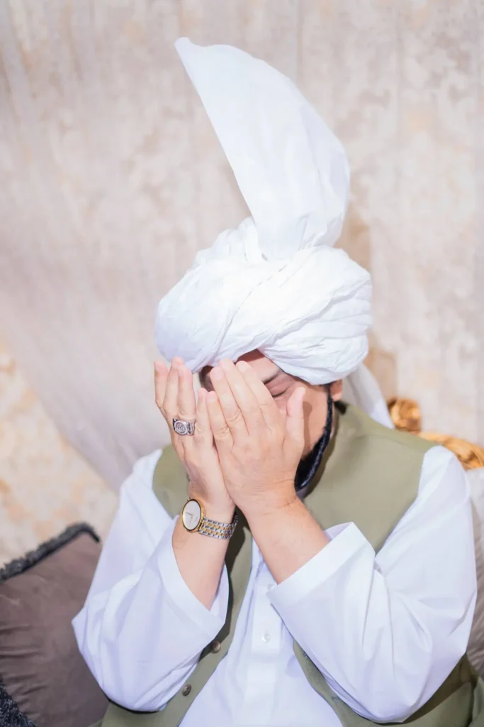 Sultan-ul-Ashiqeen praying.