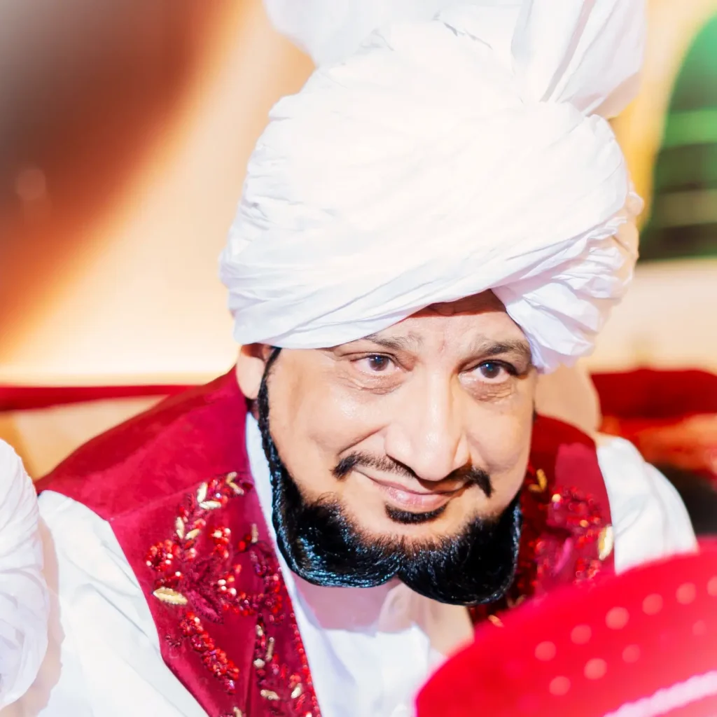 Sultan-ul-Ashiqeen's beaming smile lifts spirits.